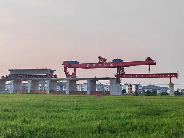 ?？?00噸架橋機(jī)